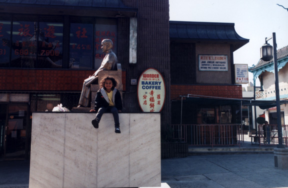 Mari finds her fav spot in Chinatown!